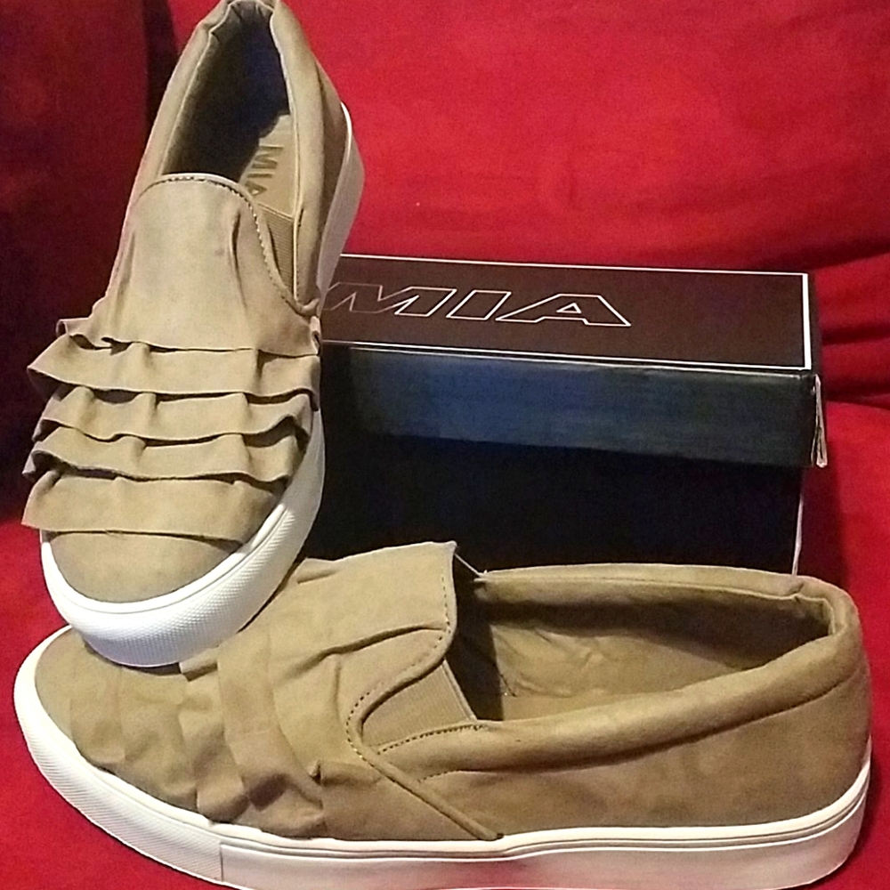 Cute ruffle slip-ons